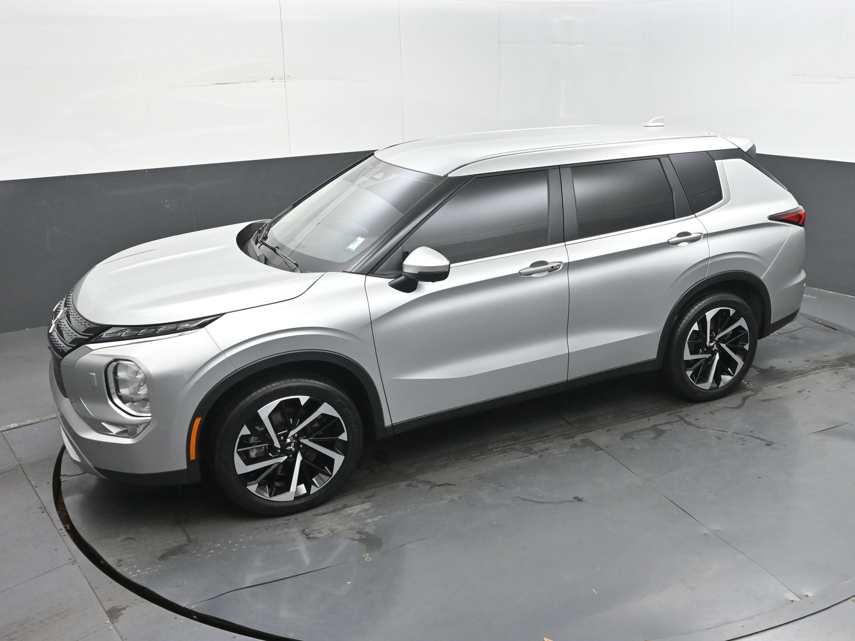 2023 Mitsubishi Outlander SE