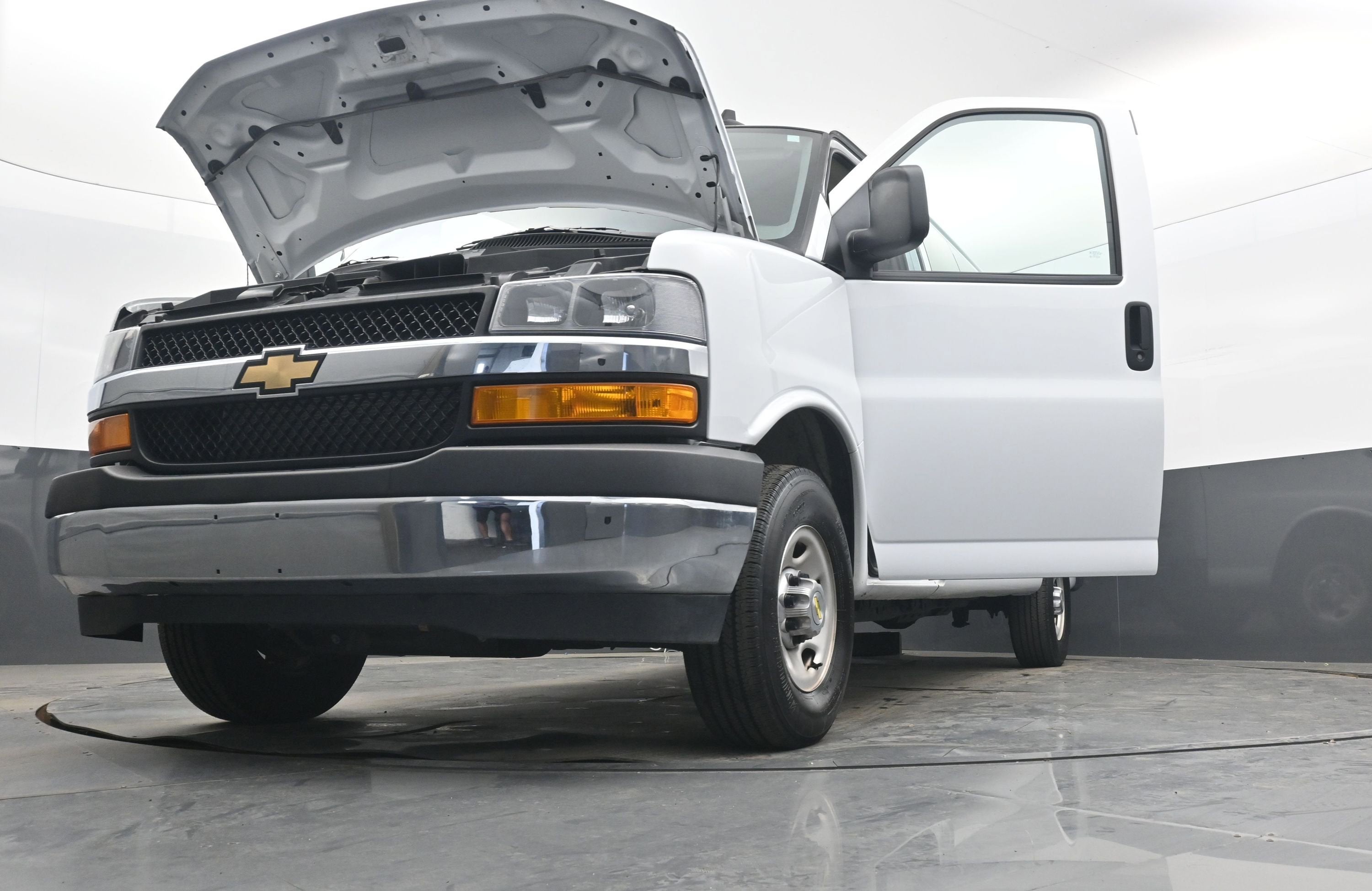 2024 Chevrolet Express Passenger LT