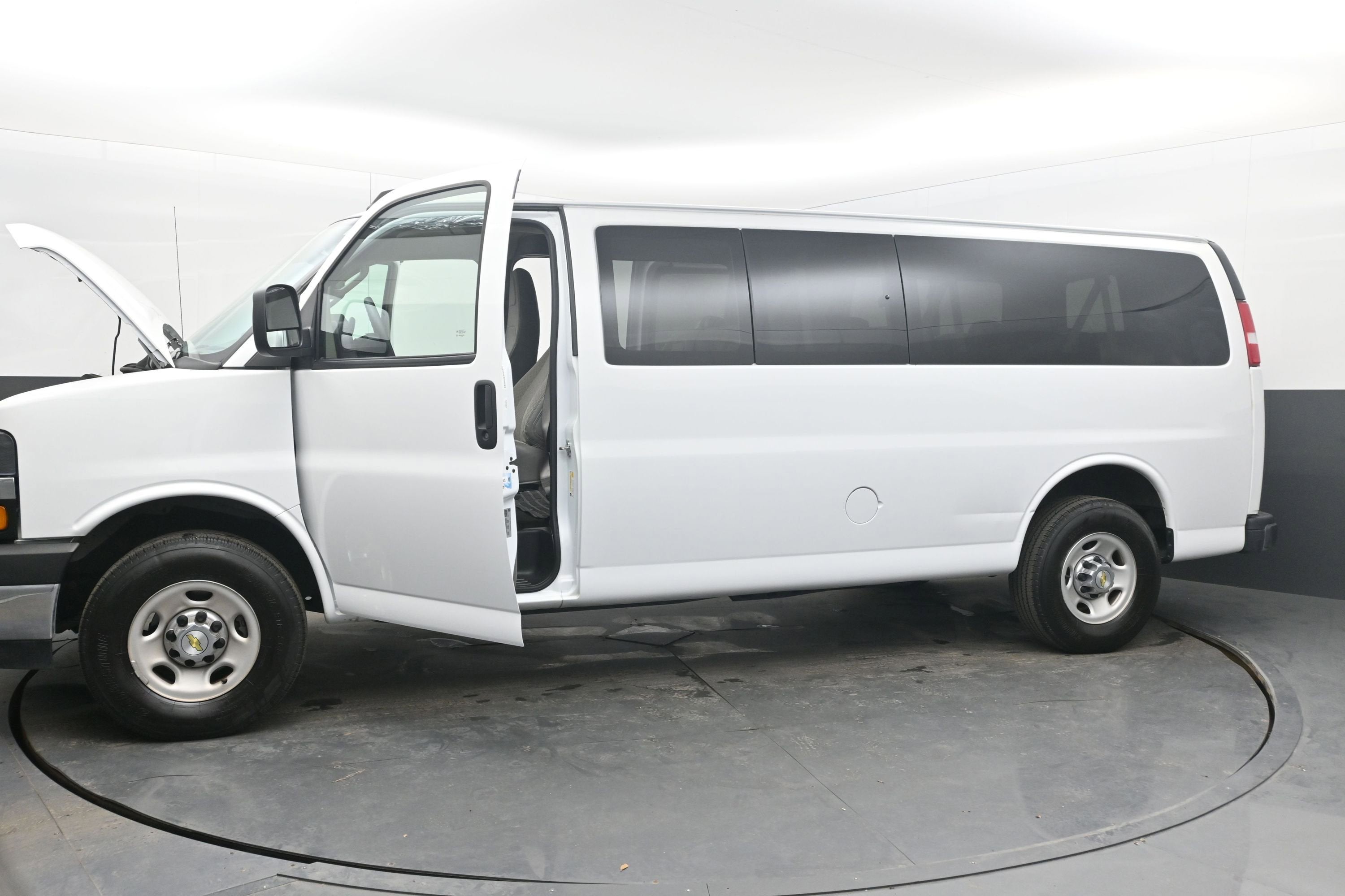 2024 Chevrolet Express Passenger LT