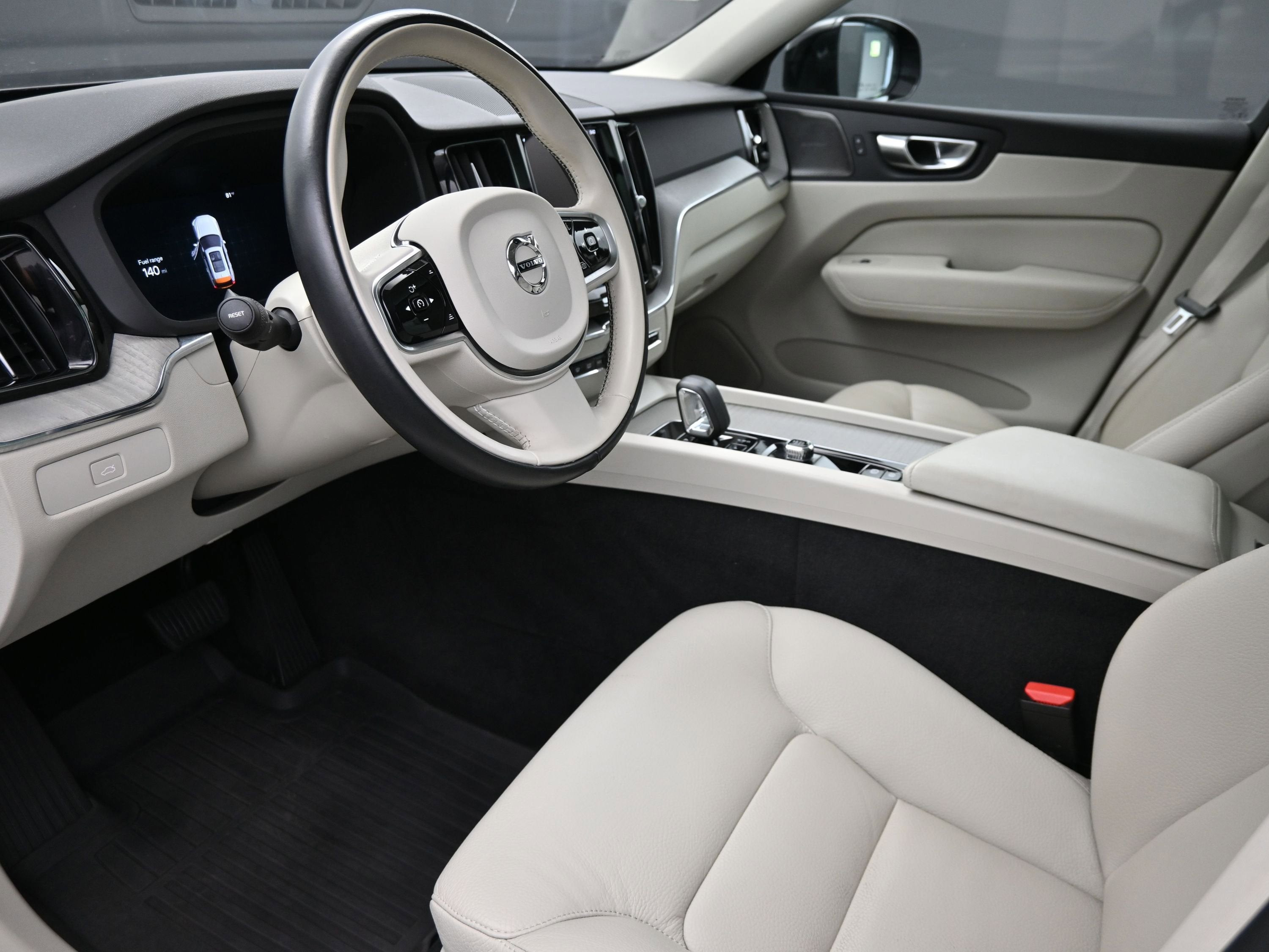 2023 Volvo XC60 Plus Dark Theme