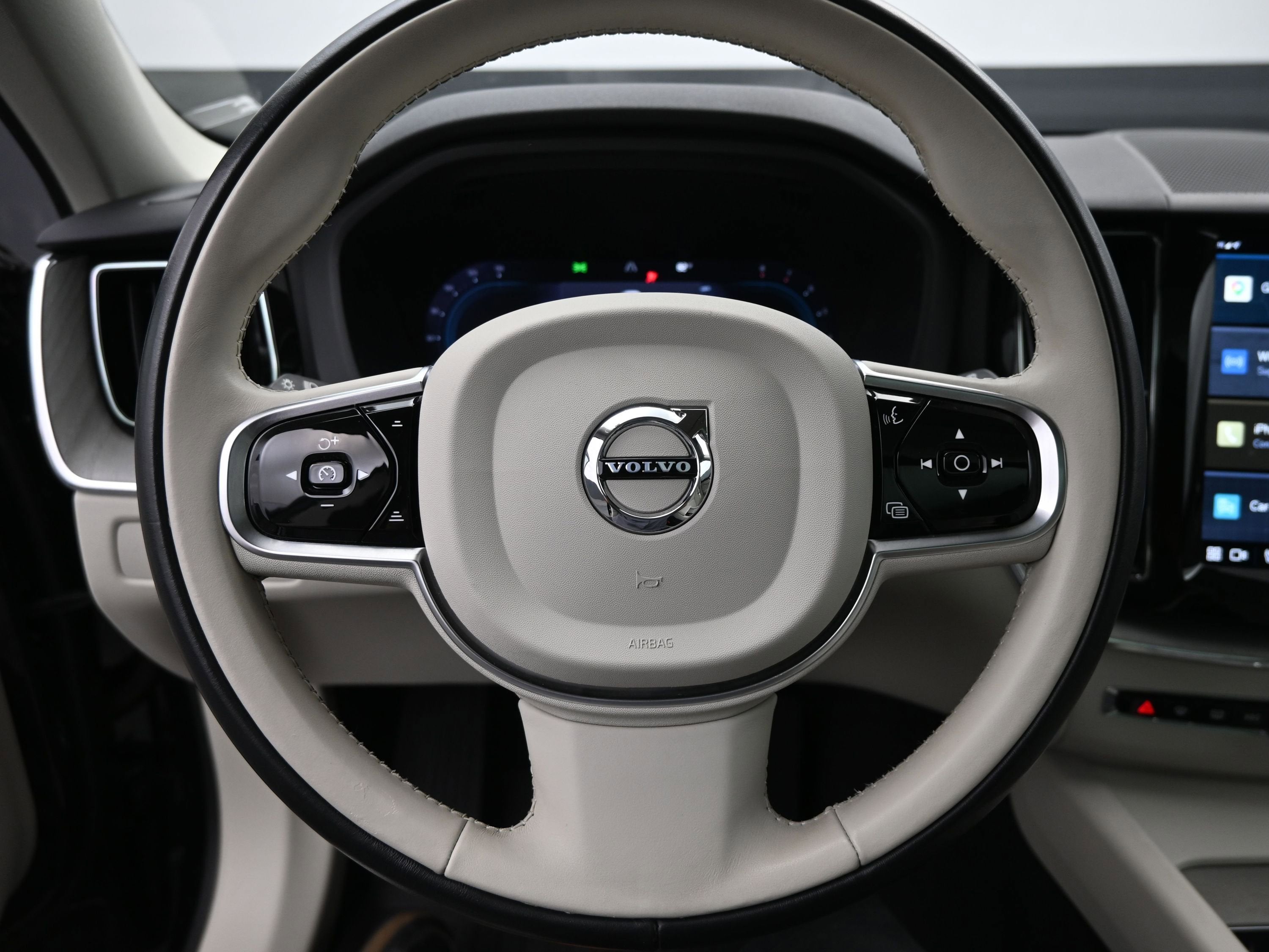 2023 Volvo XC60 Plus Dark Theme