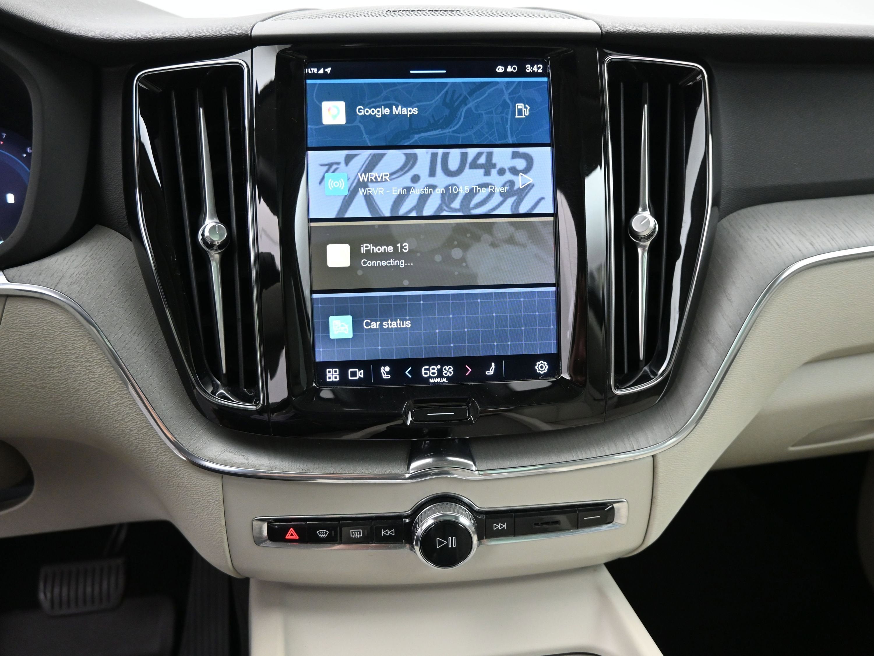 2023 Volvo XC60 Plus Dark Theme