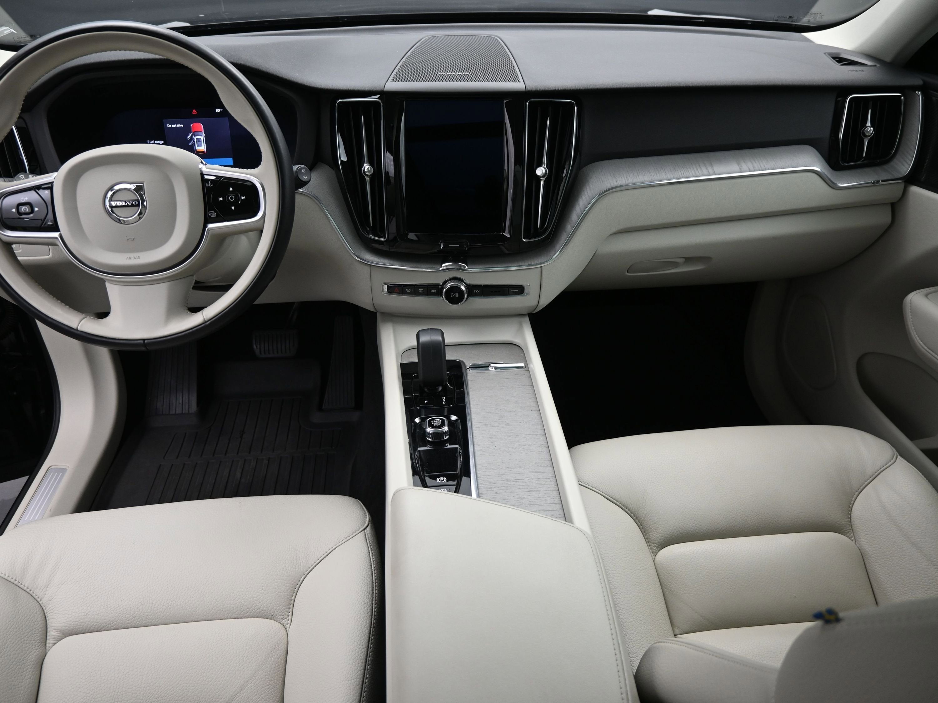 2023 Volvo XC60 Plus Dark Theme