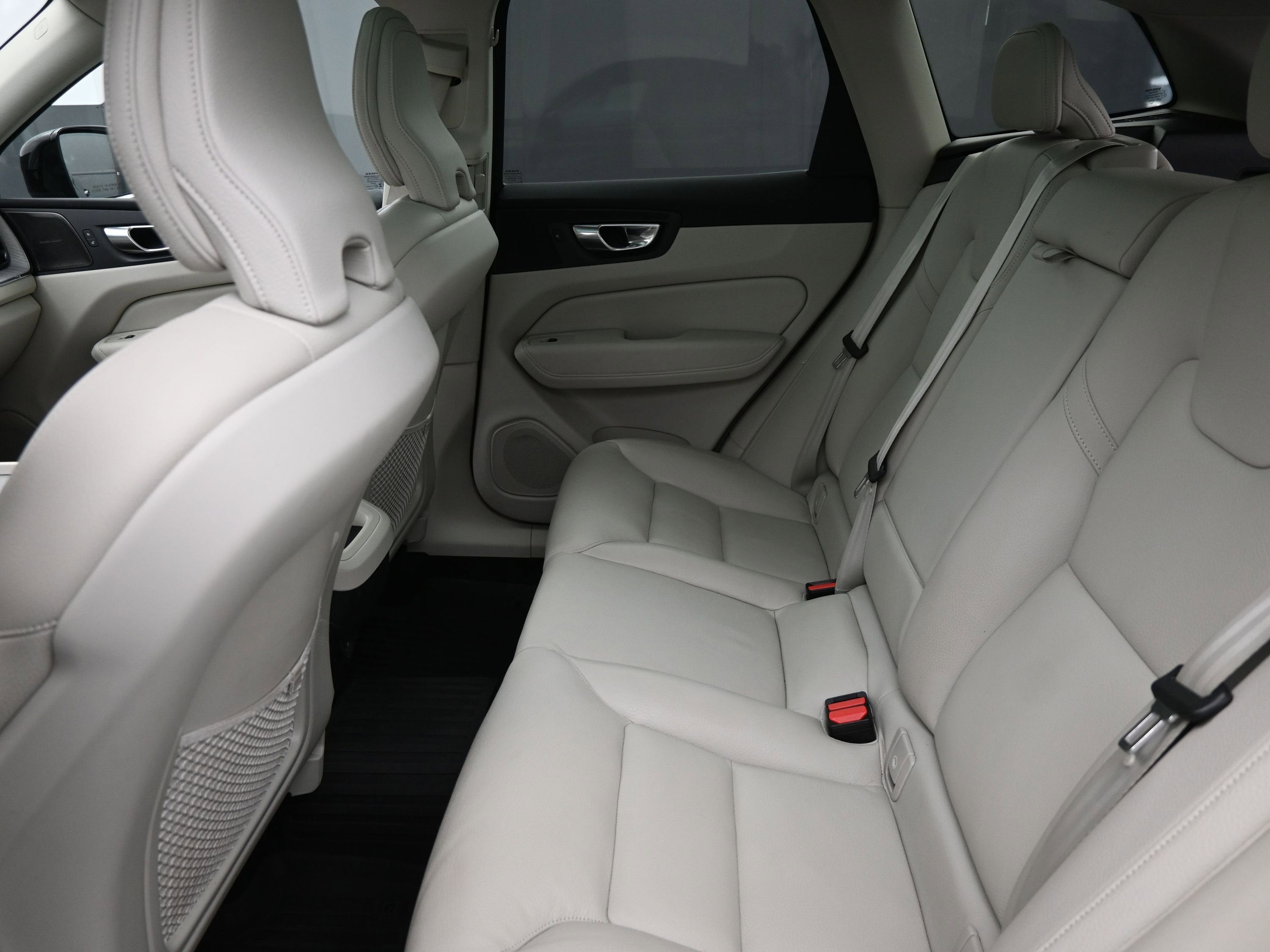 2023 Volvo XC60 Plus Dark Theme