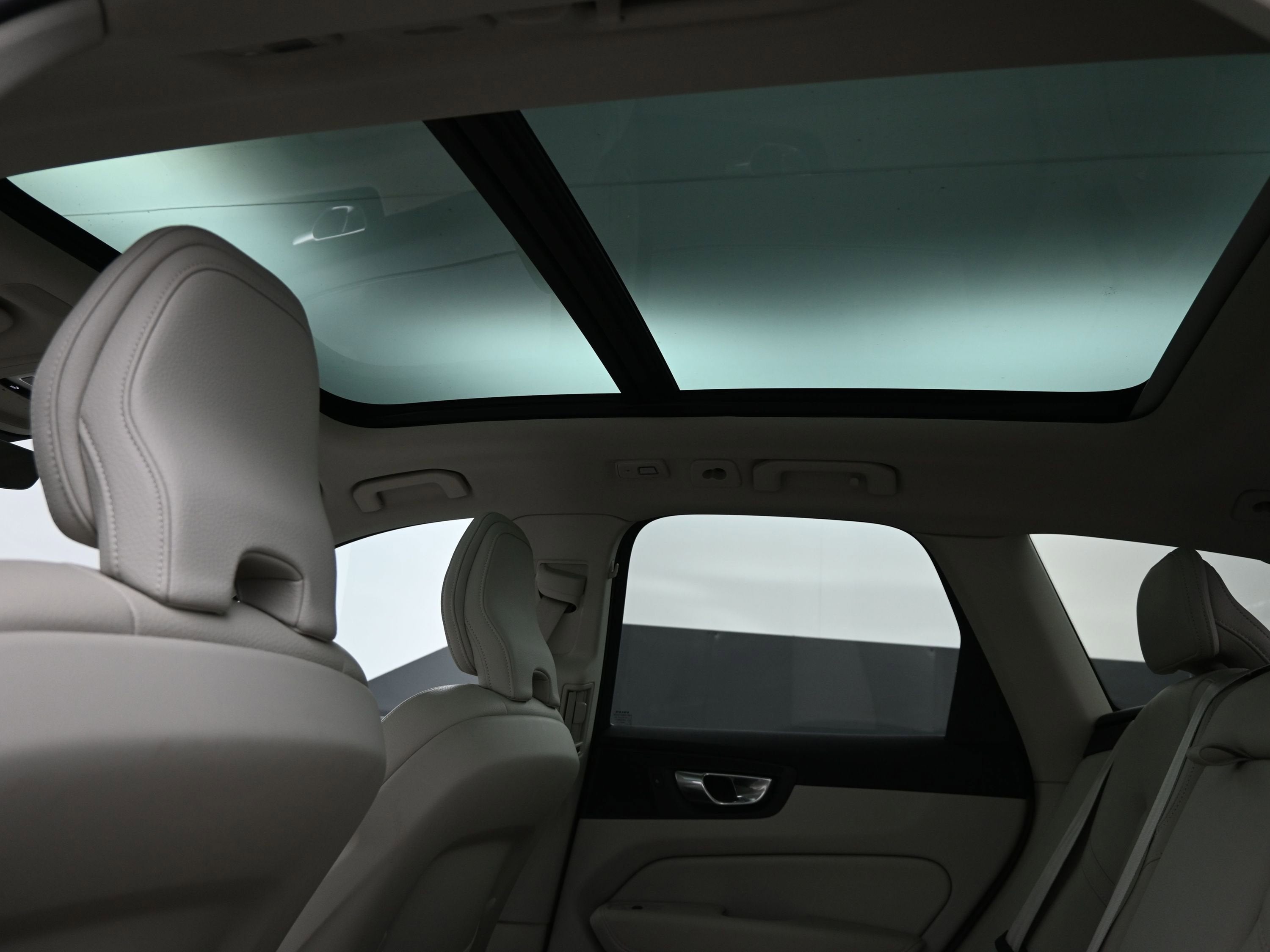 2023 Volvo XC60 Plus Dark Theme