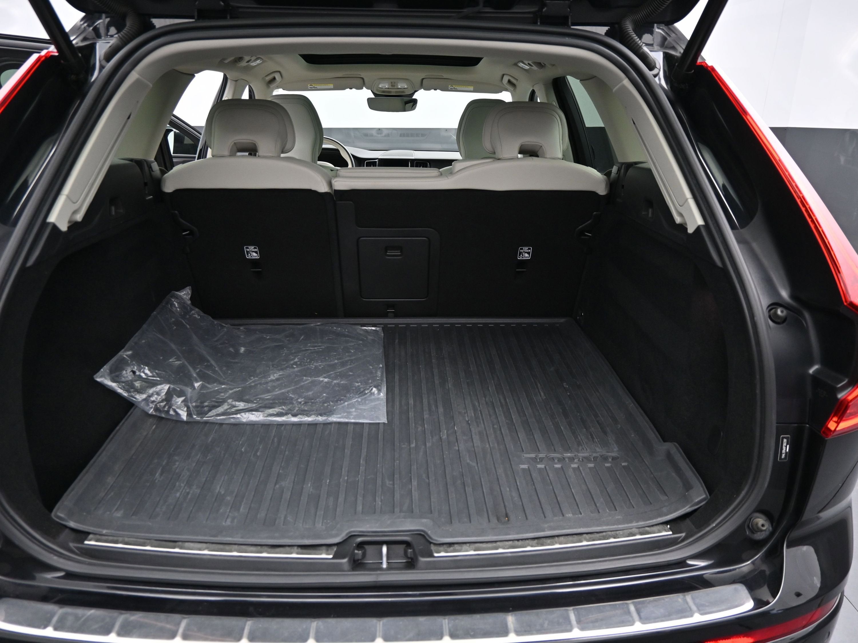 2023 Volvo XC60 Plus Dark Theme