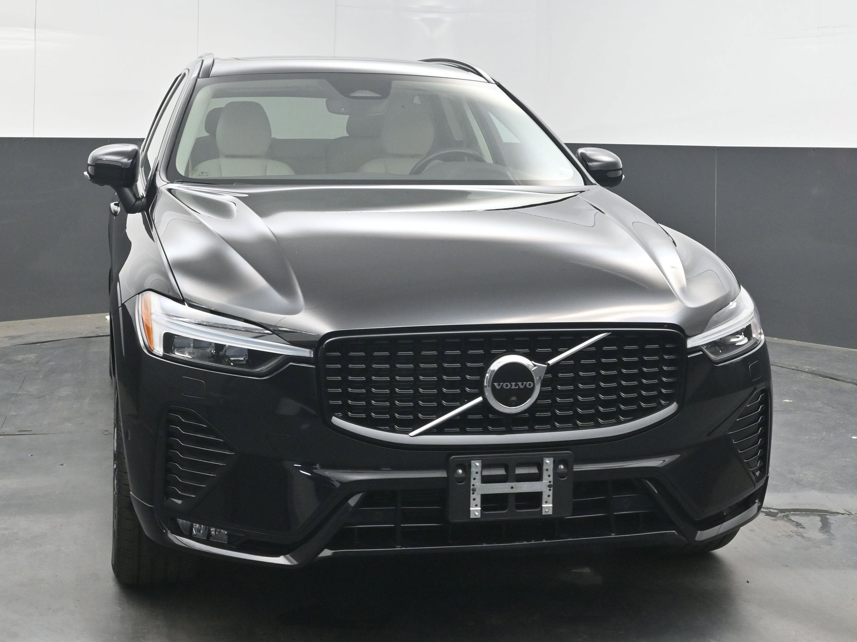 2023 Volvo XC60 Plus Dark Theme