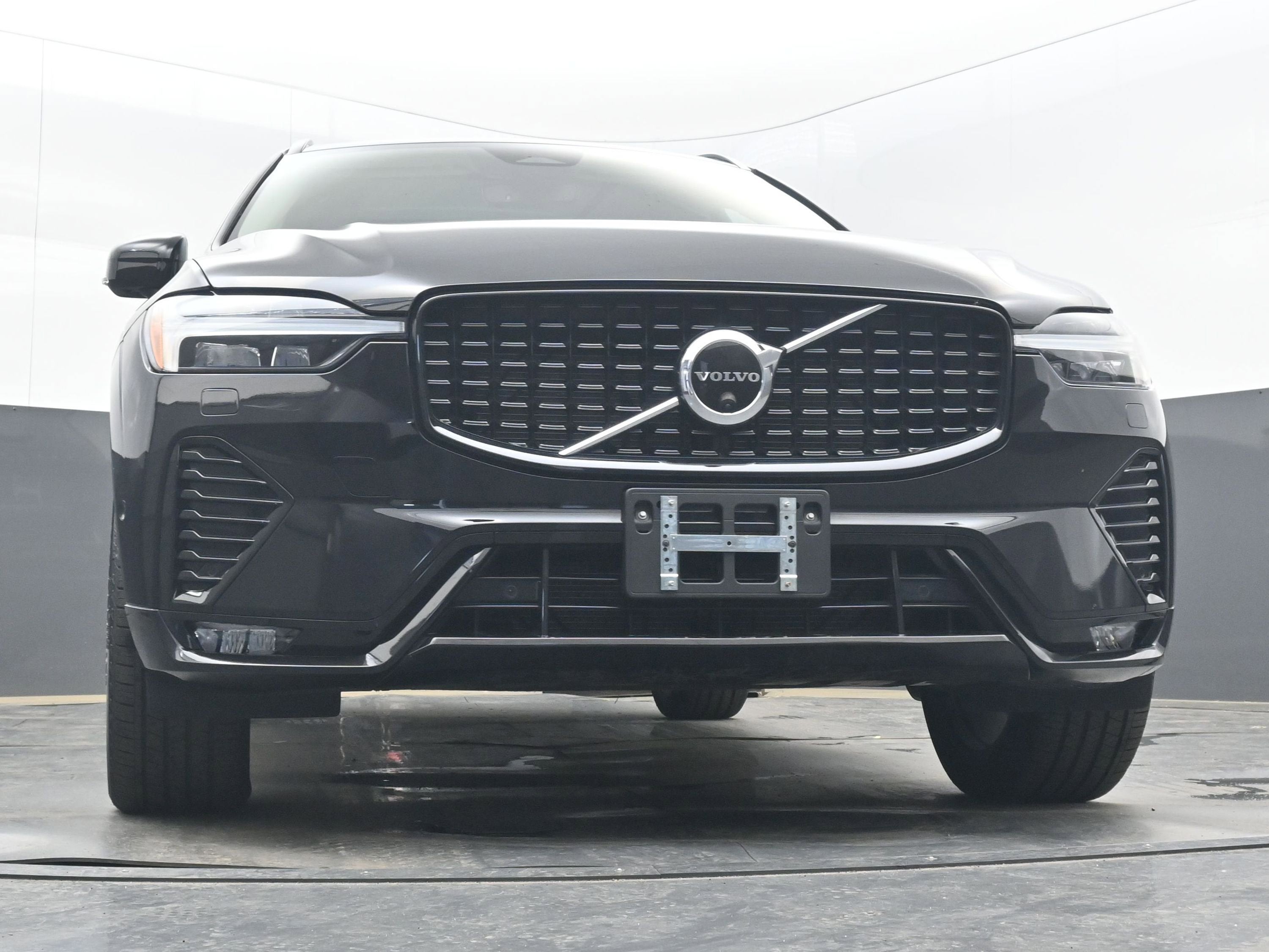 2023 Volvo XC60 Plus Dark Theme