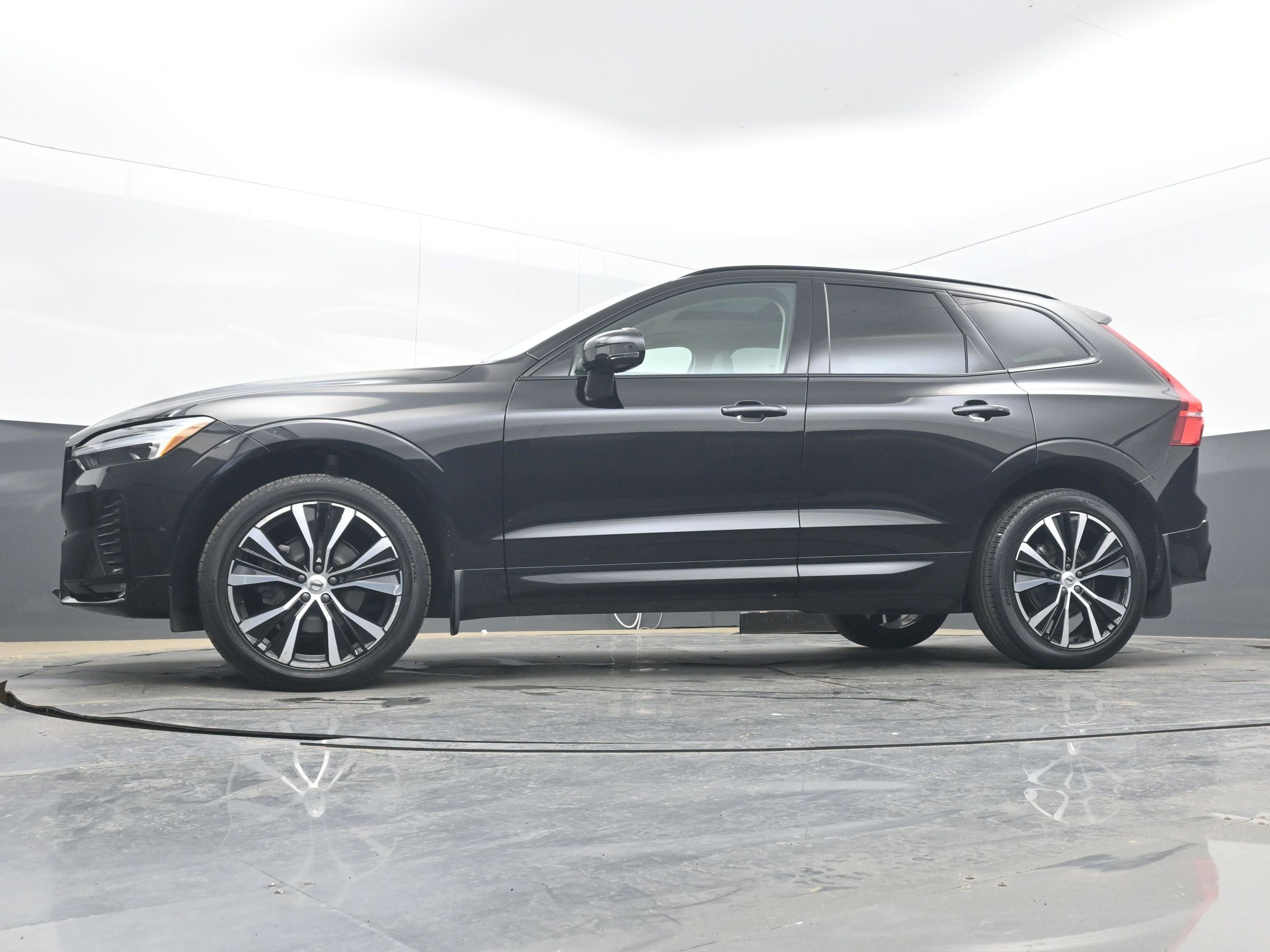 2023 Volvo XC60 Plus Dark Theme