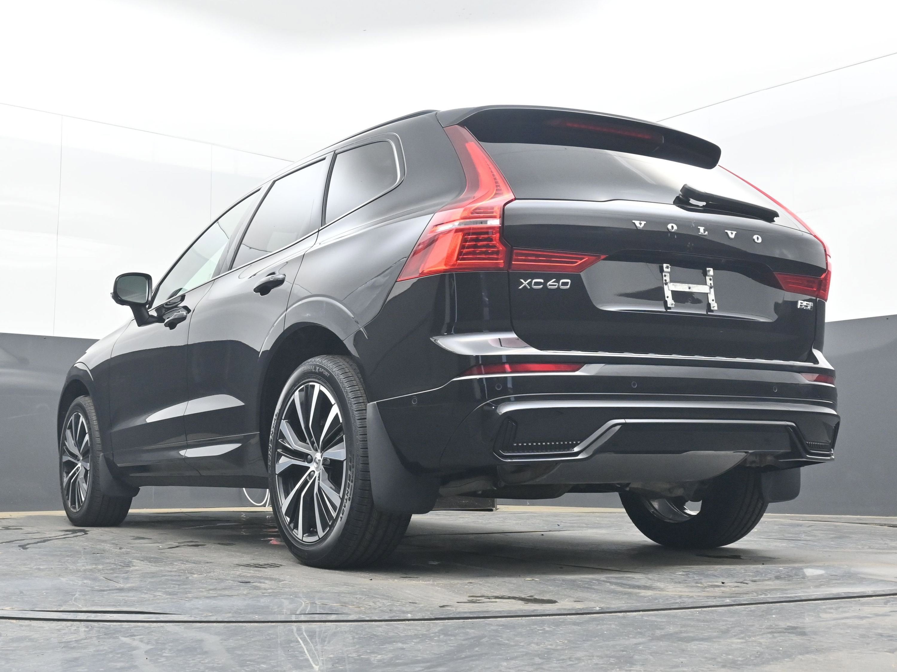 2023 Volvo XC60 Plus Dark Theme