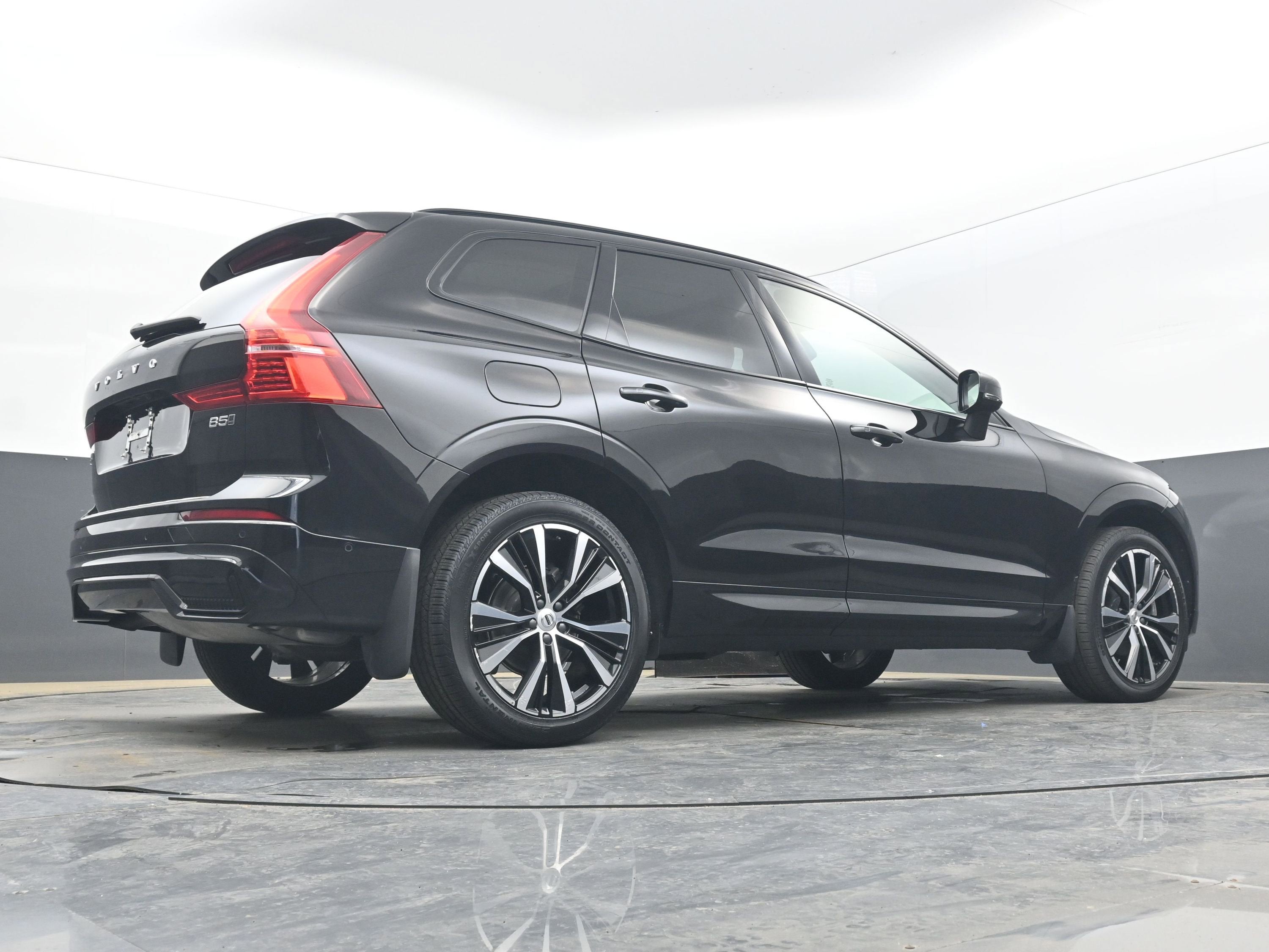 2023 Volvo XC60 Plus Dark Theme