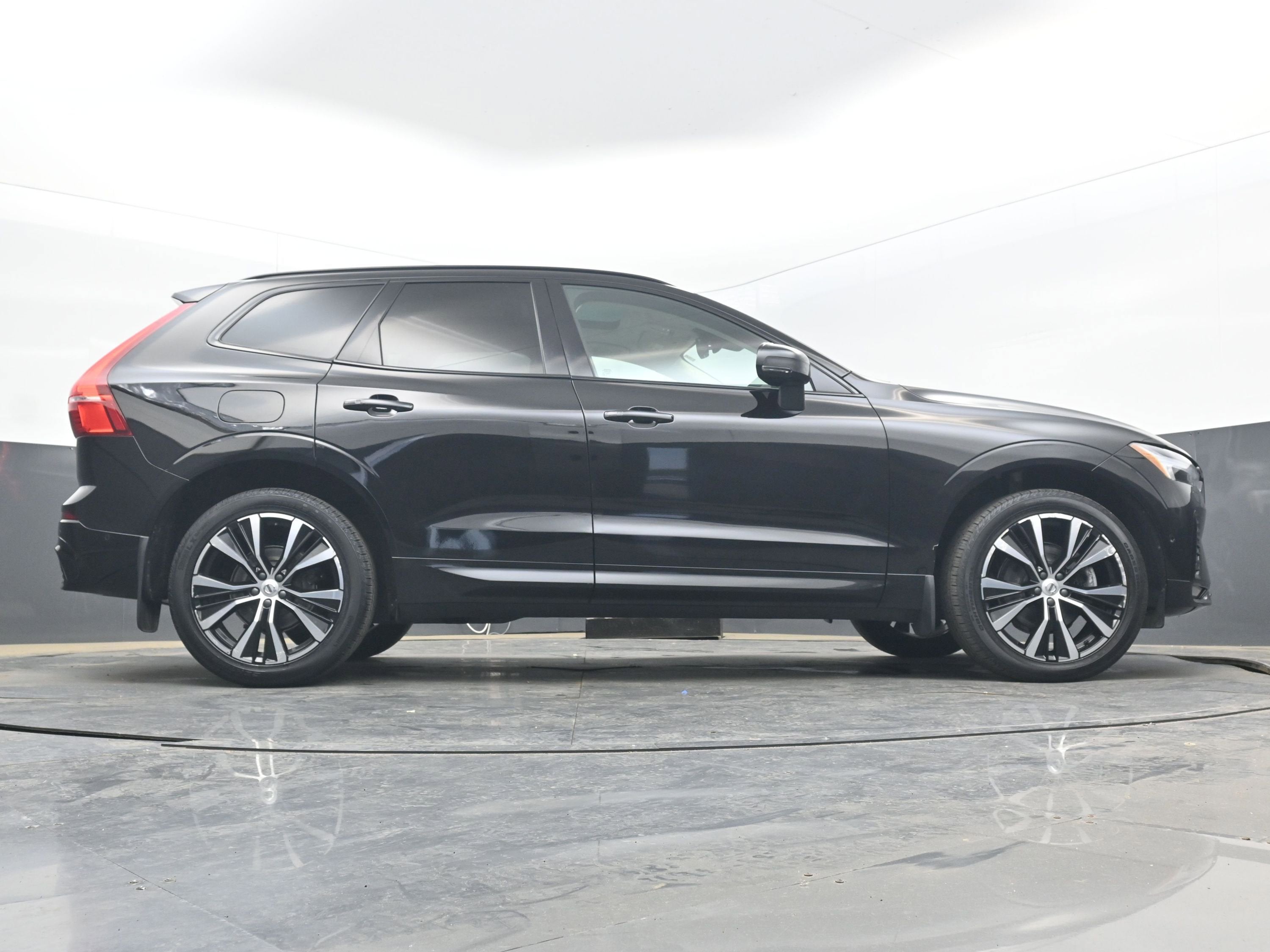 2023 Volvo XC60 Plus Dark Theme