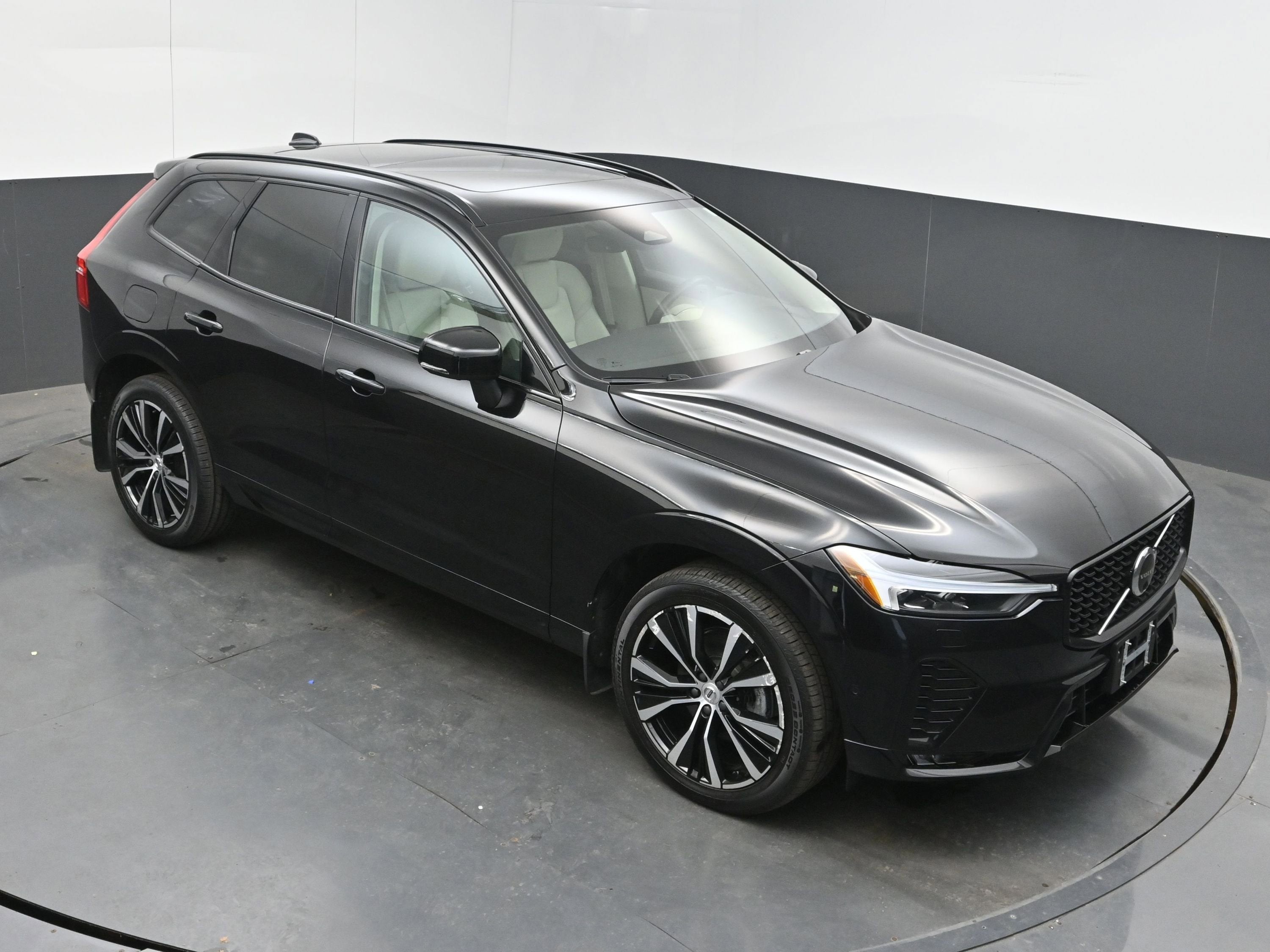 2023 Volvo XC60 Plus Dark Theme