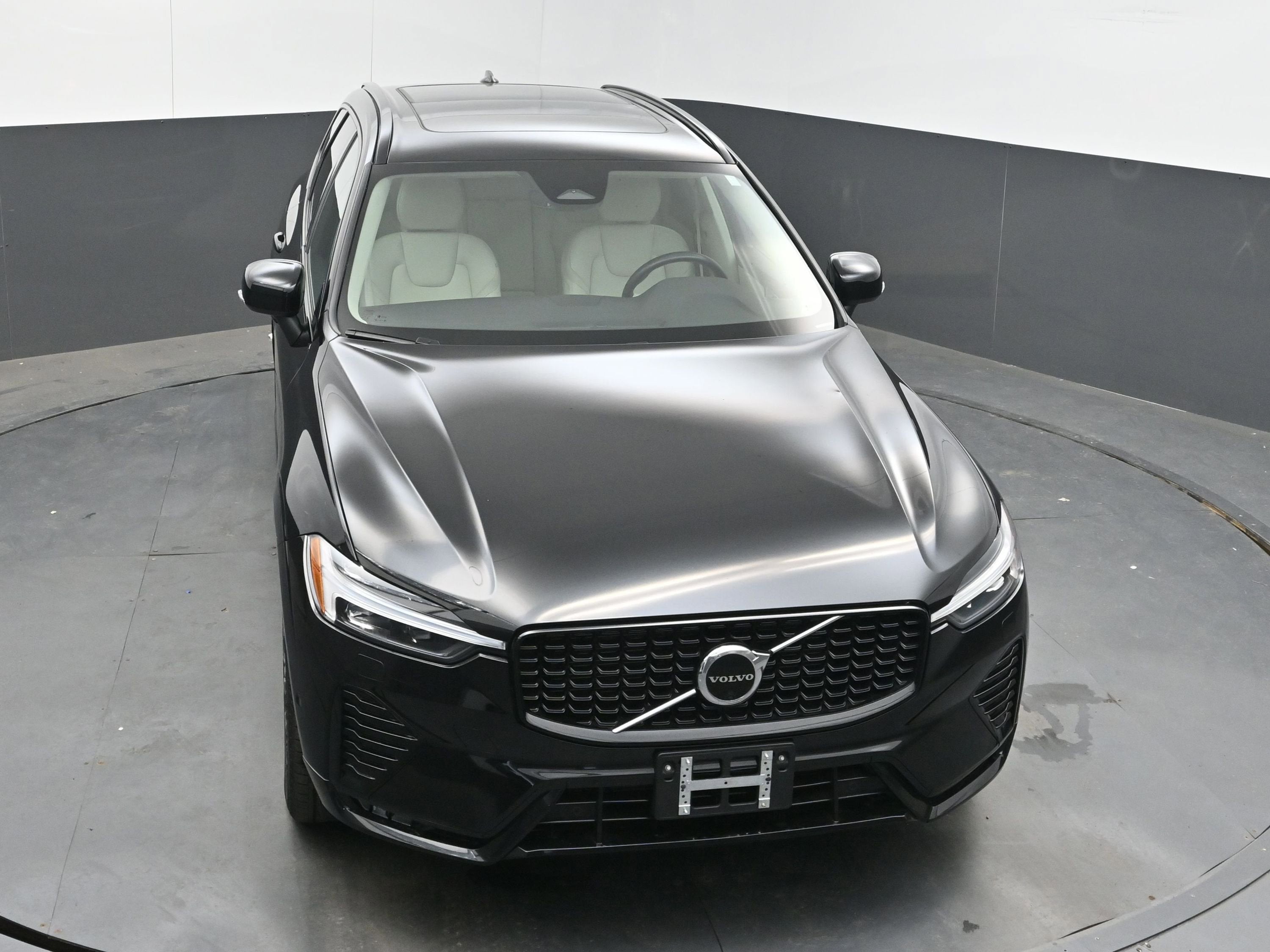2023 Volvo XC60 Plus Dark Theme