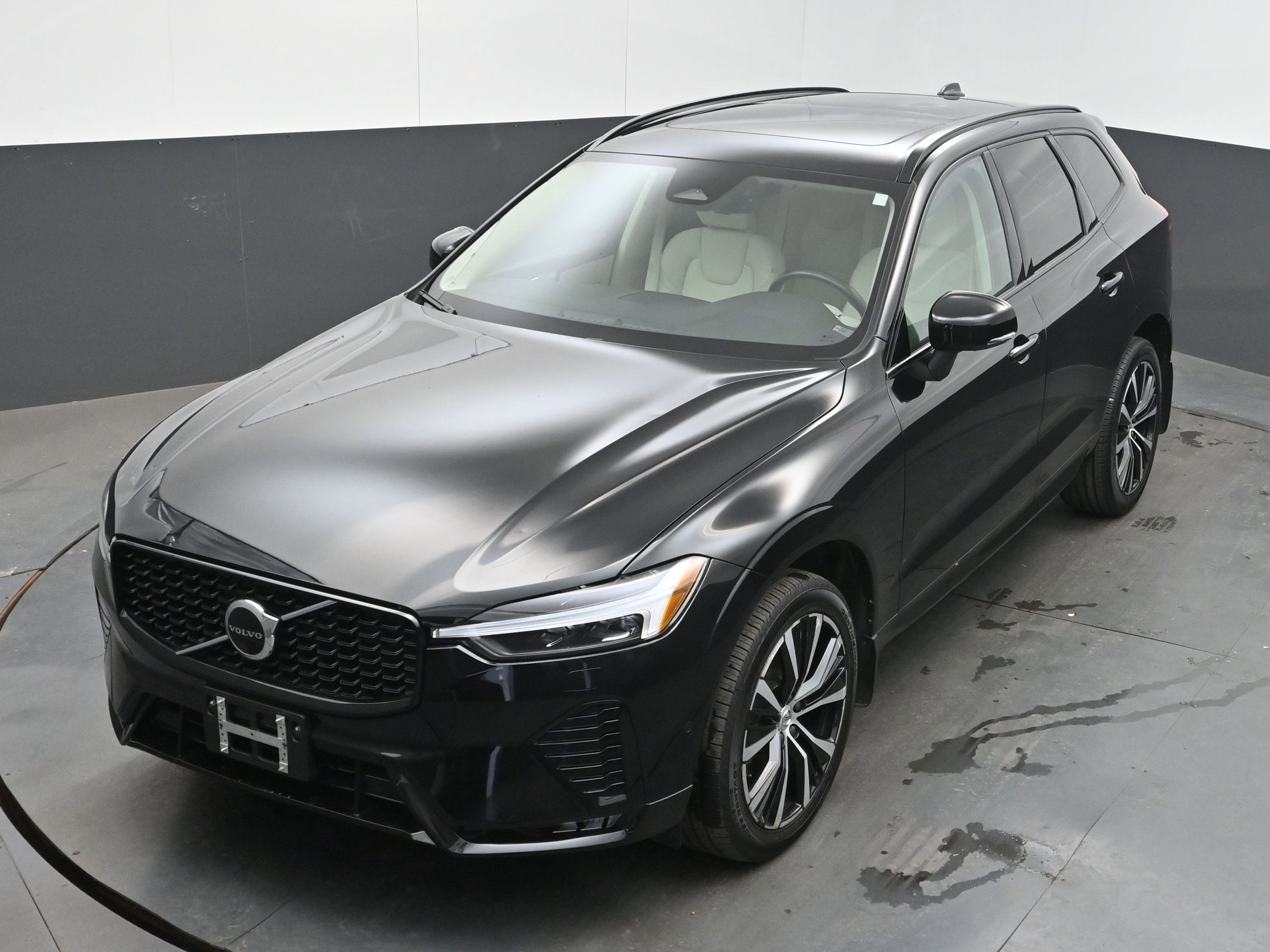 2023 Volvo XC60 Plus Dark Theme