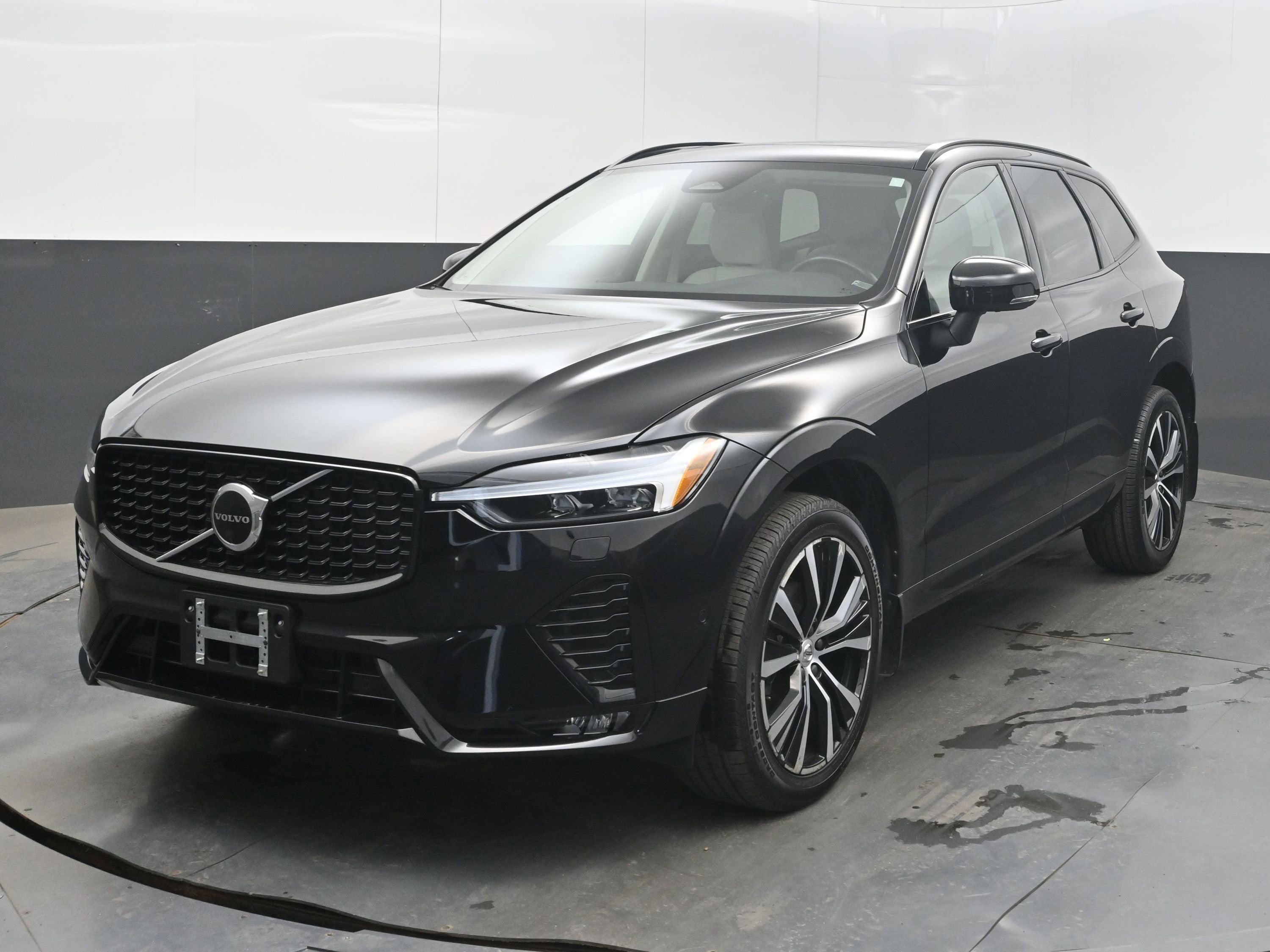 2023 Volvo XC60 Plus Dark Theme