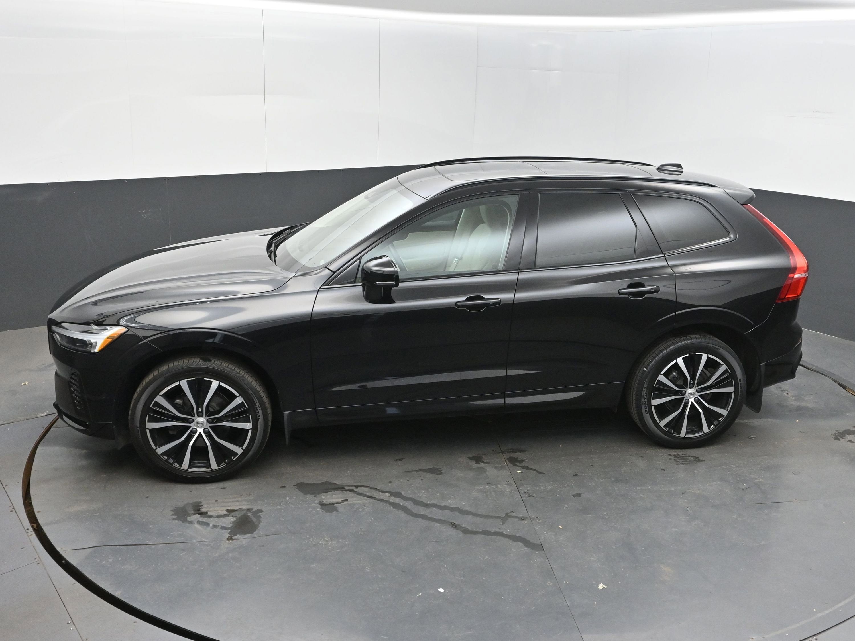 2023 Volvo XC60 Plus Dark Theme