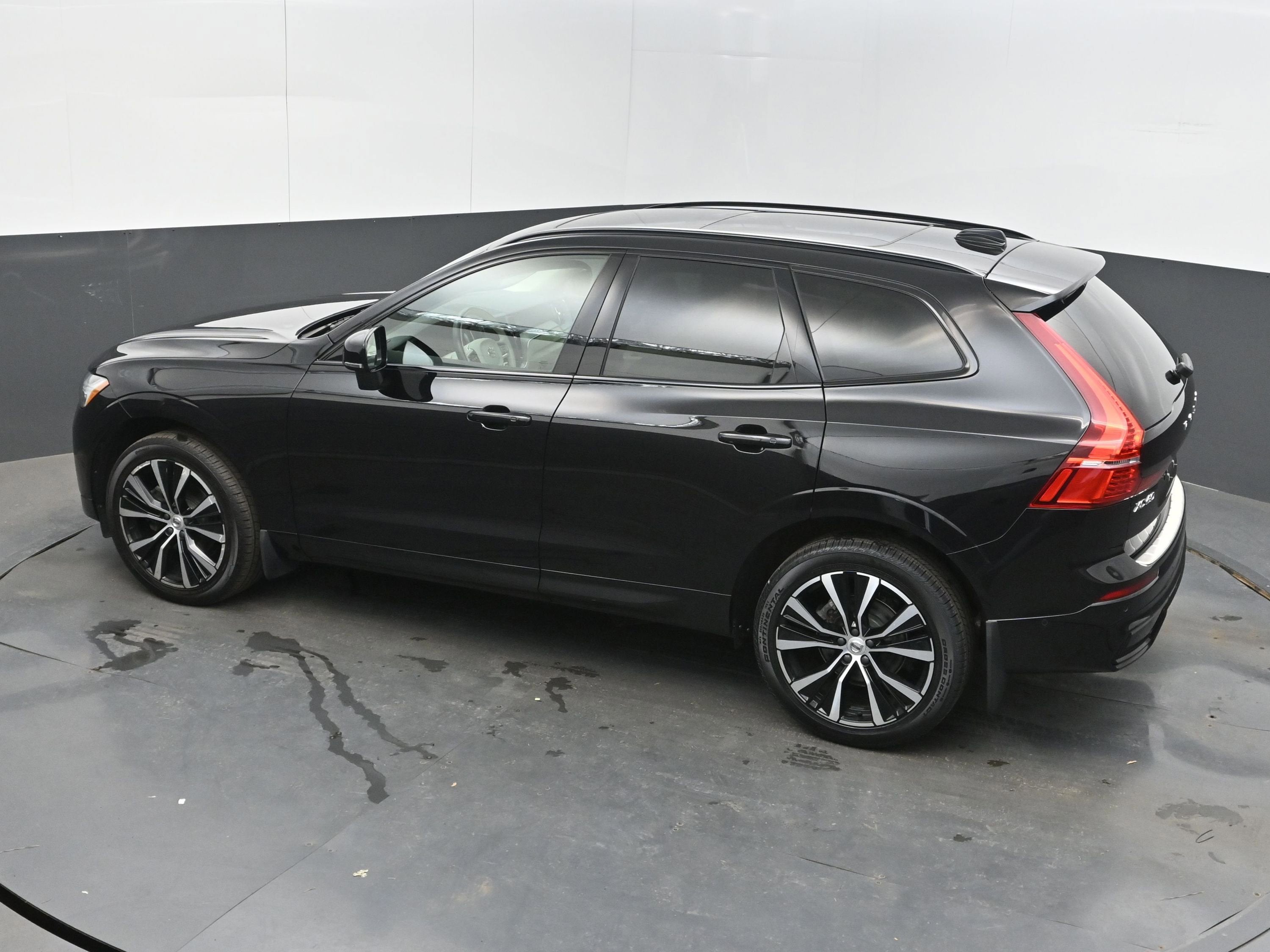 2023 Volvo XC60 Plus Dark Theme
