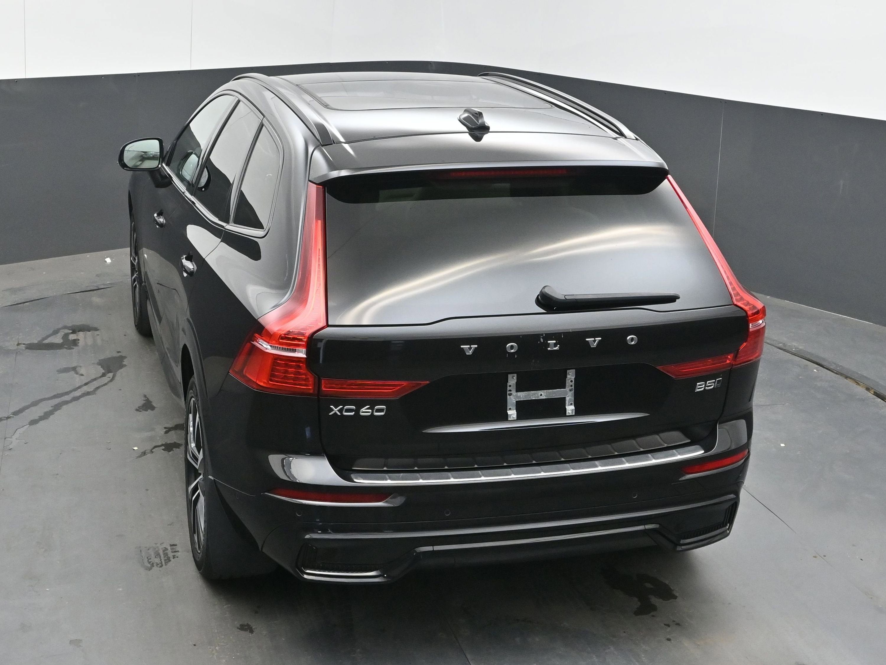 2023 Volvo XC60 Plus Dark Theme