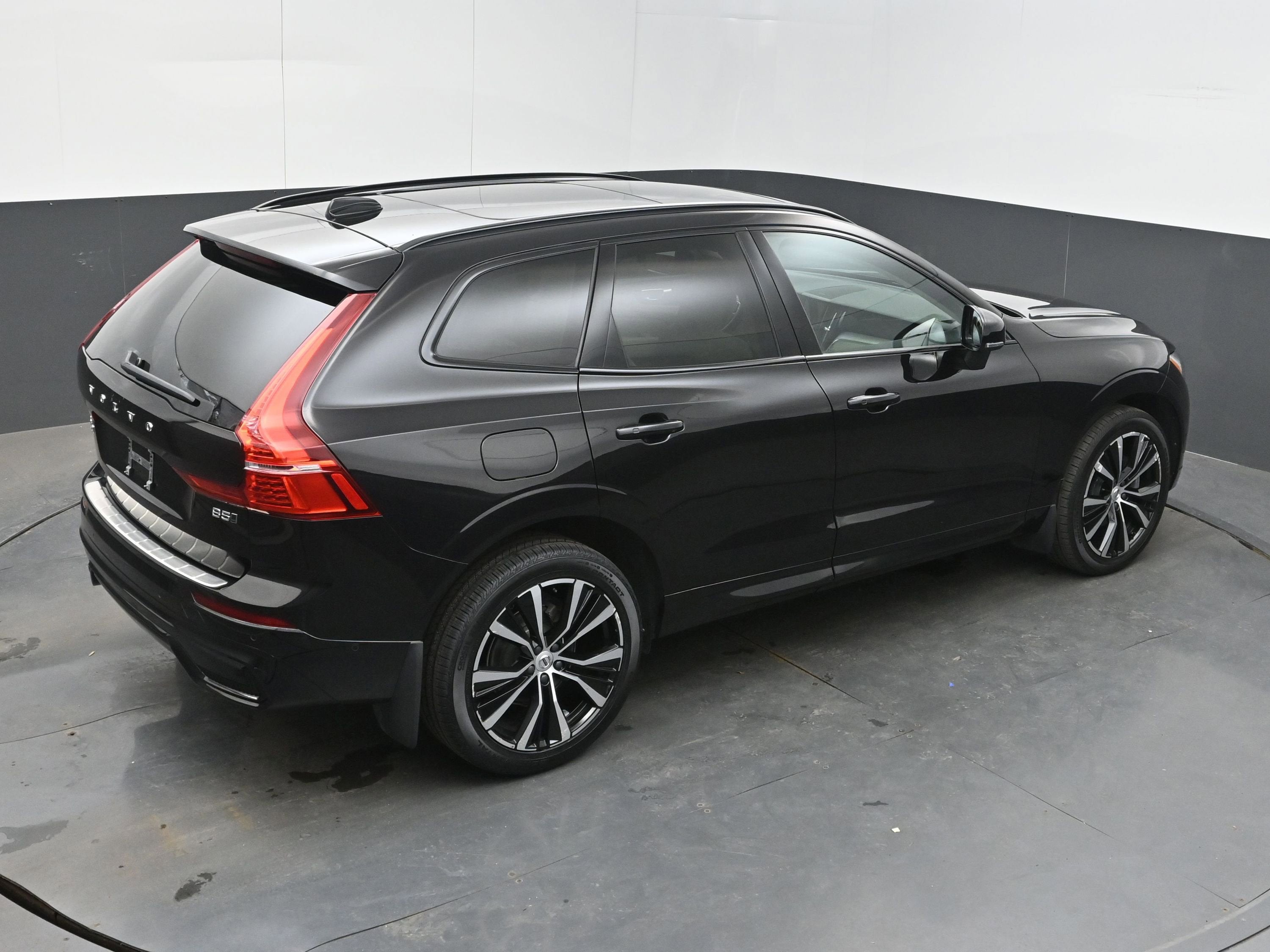 2023 Volvo XC60 Plus Dark Theme