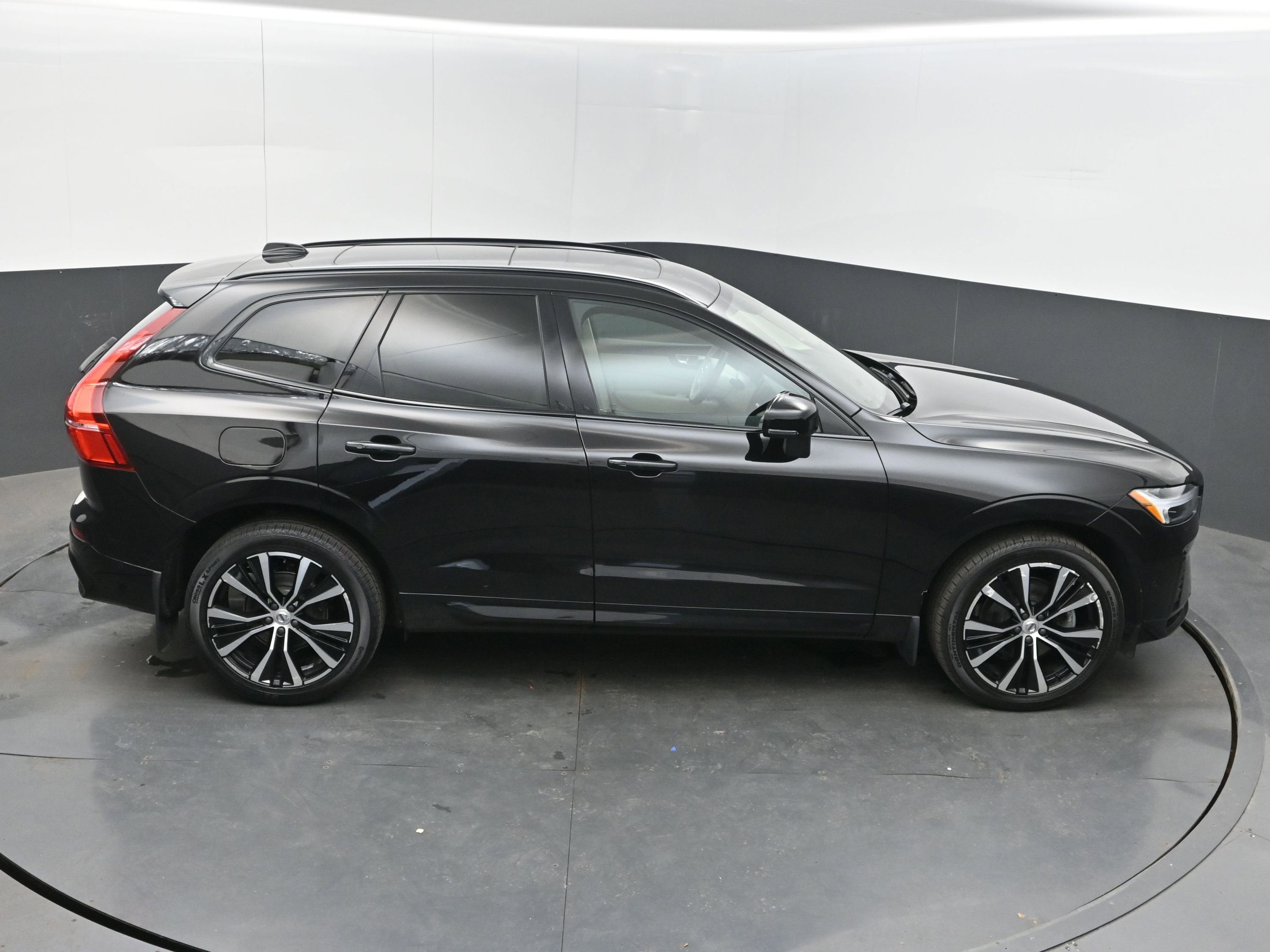 2023 Volvo XC60 Plus Dark Theme