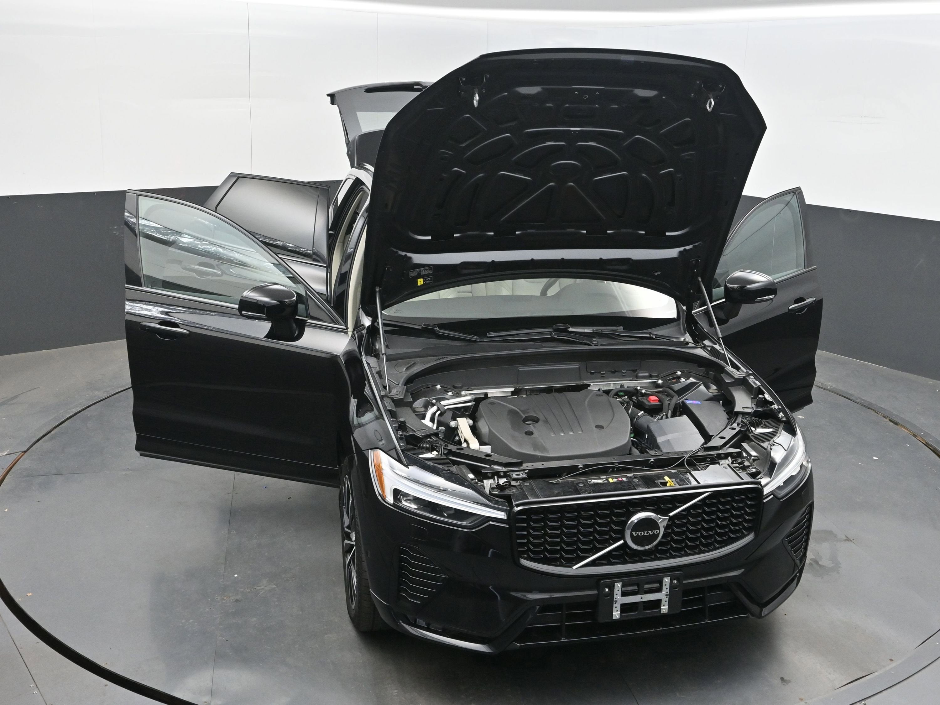 2023 Volvo XC60 Plus Dark Theme