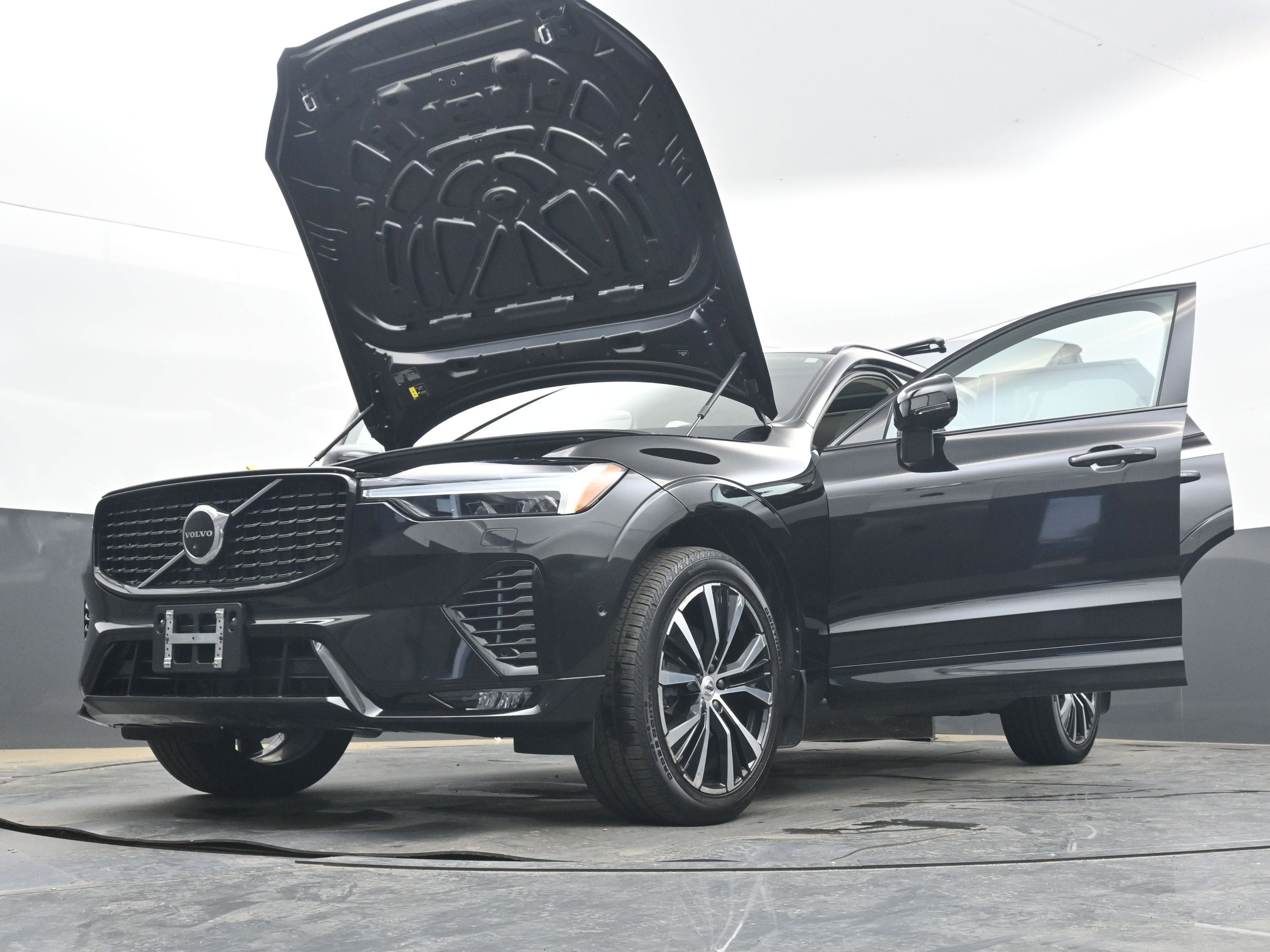 2023 Volvo XC60 Plus Dark Theme