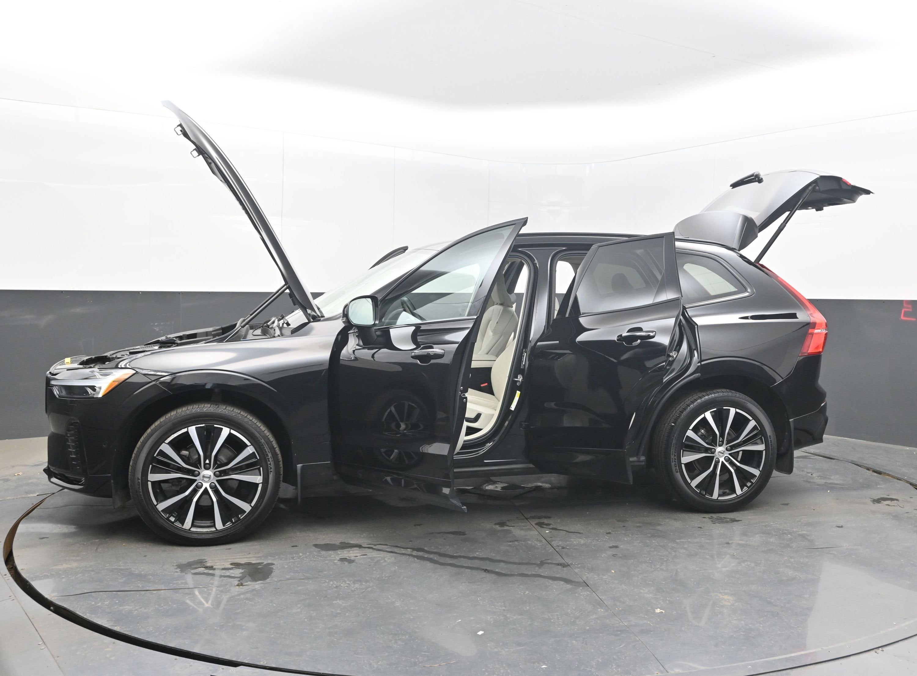 2023 Volvo XC60 Plus Dark Theme