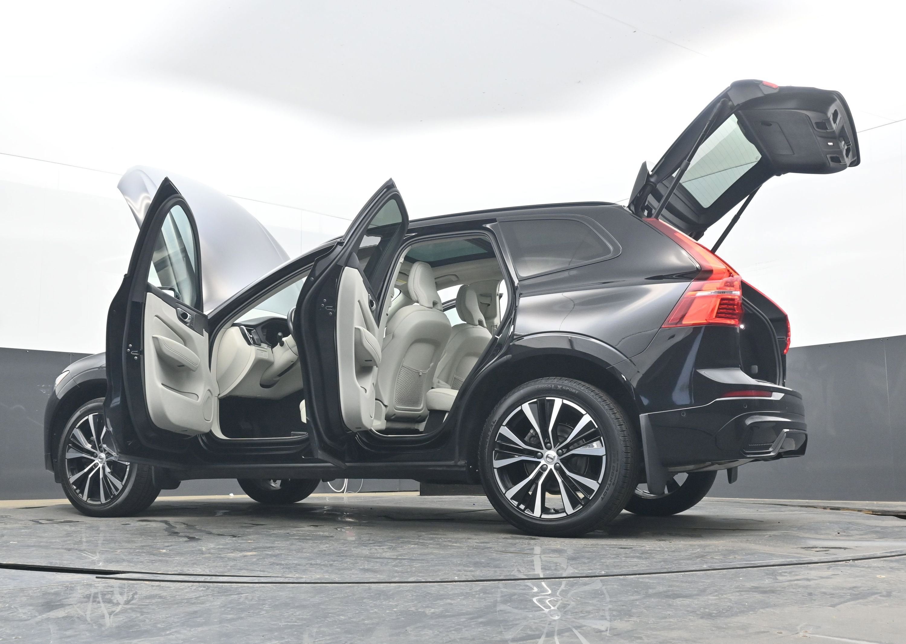 2023 Volvo XC60 Plus Dark Theme