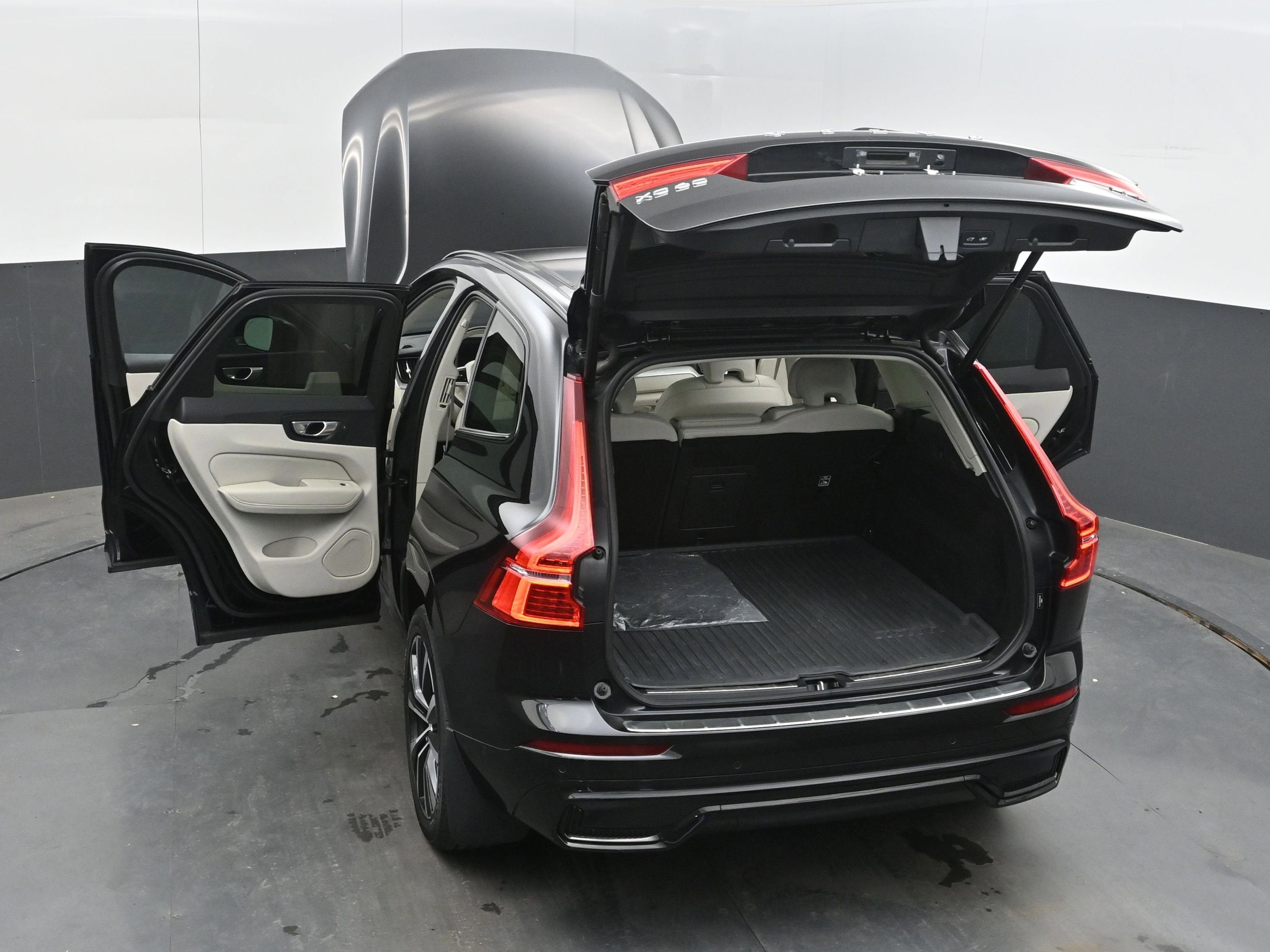 2023 Volvo XC60 Plus Dark Theme