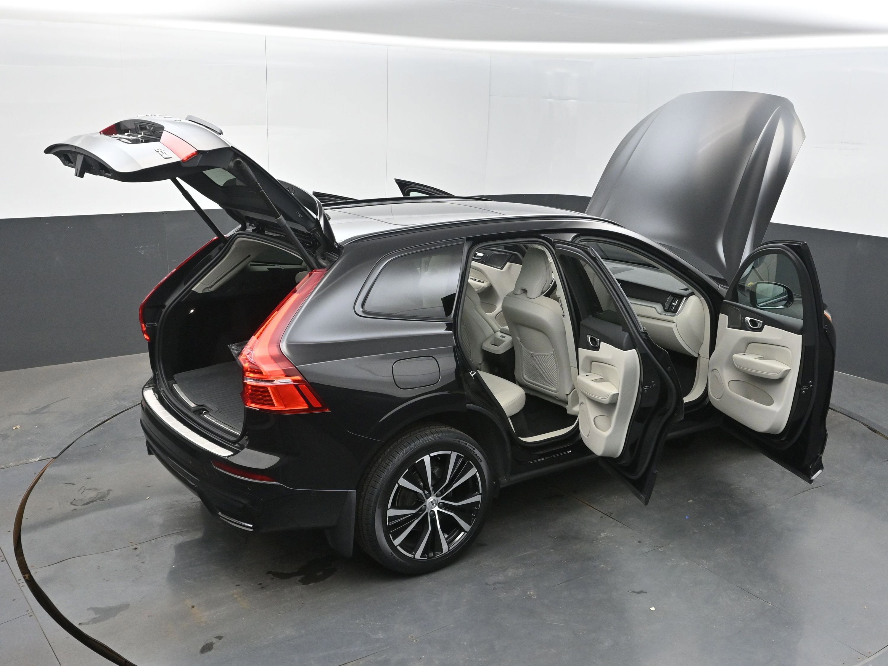 2023 Volvo XC60 Plus Dark Theme