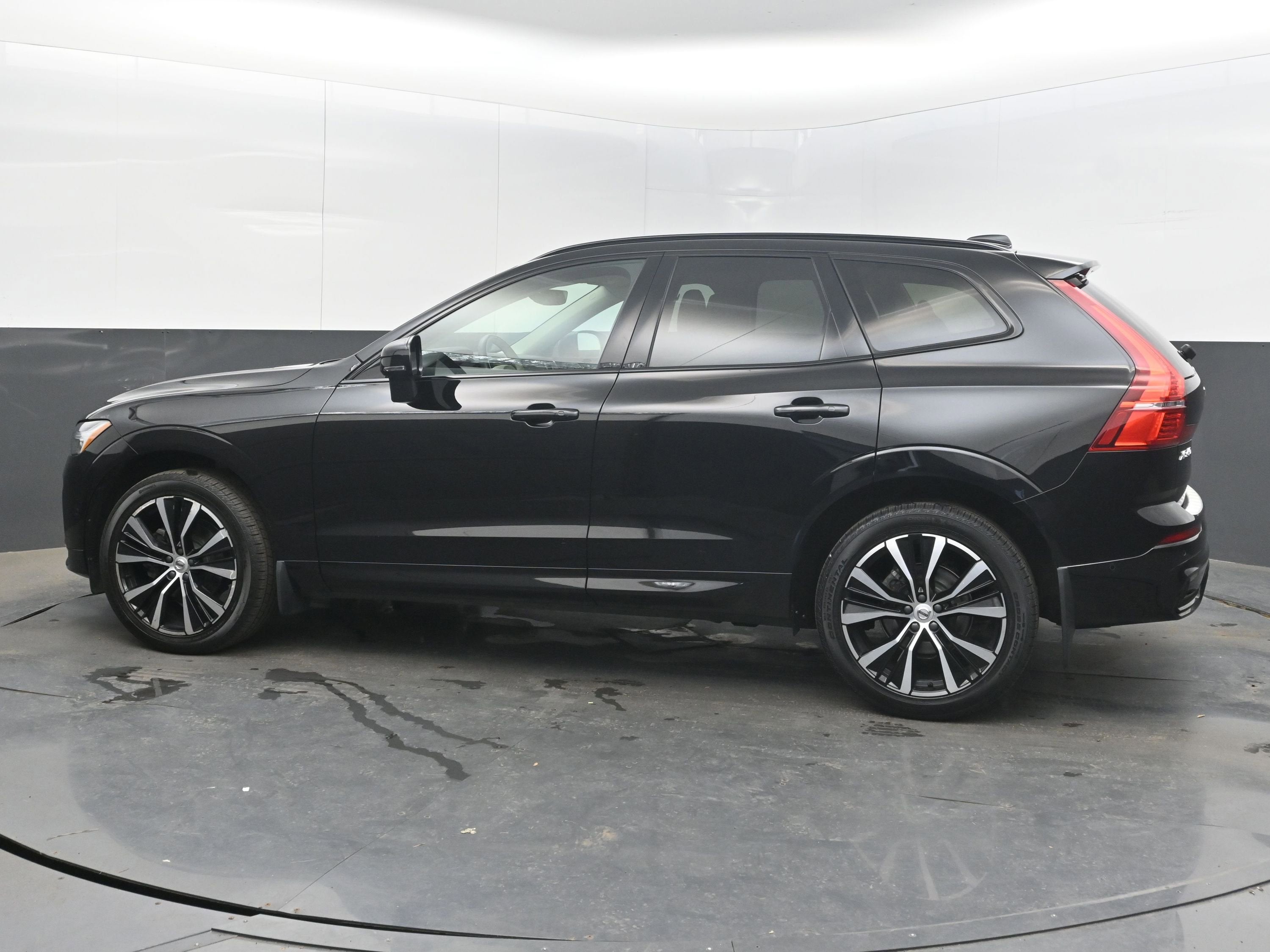 2023 Volvo XC60 Plus Dark Theme