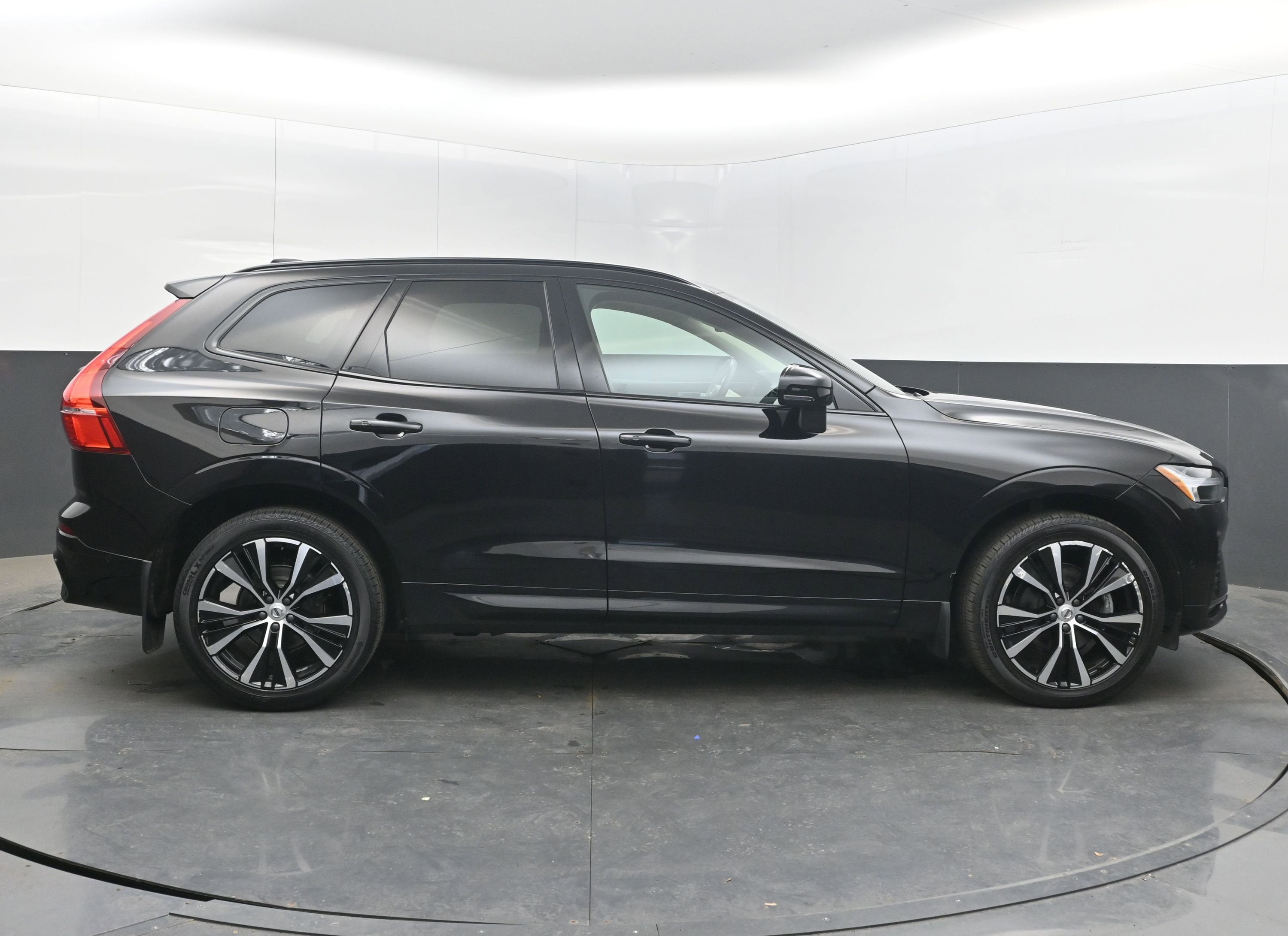 2023 Volvo XC60 Plus Dark Theme