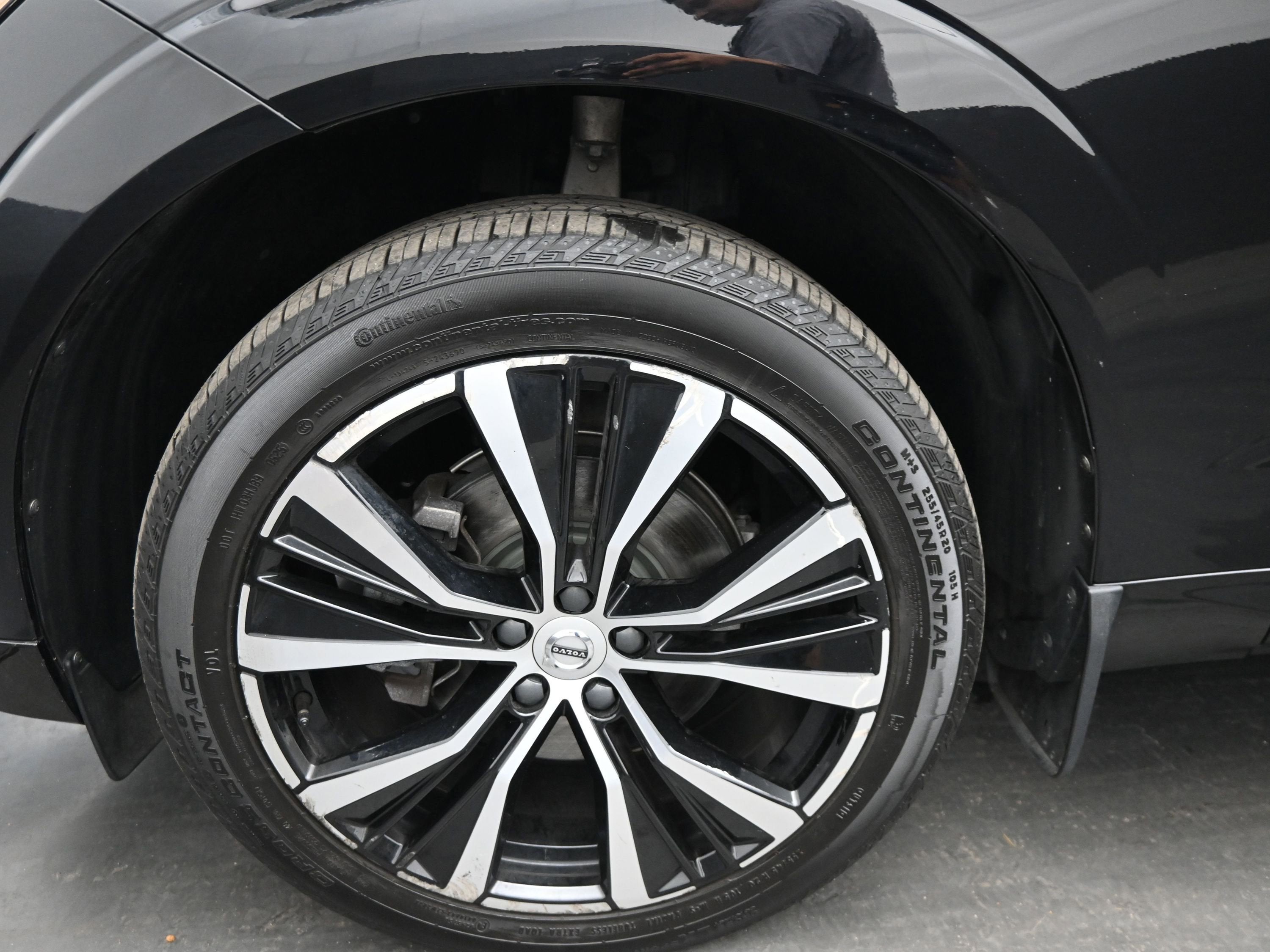 2023 Volvo XC60 Plus Dark Theme