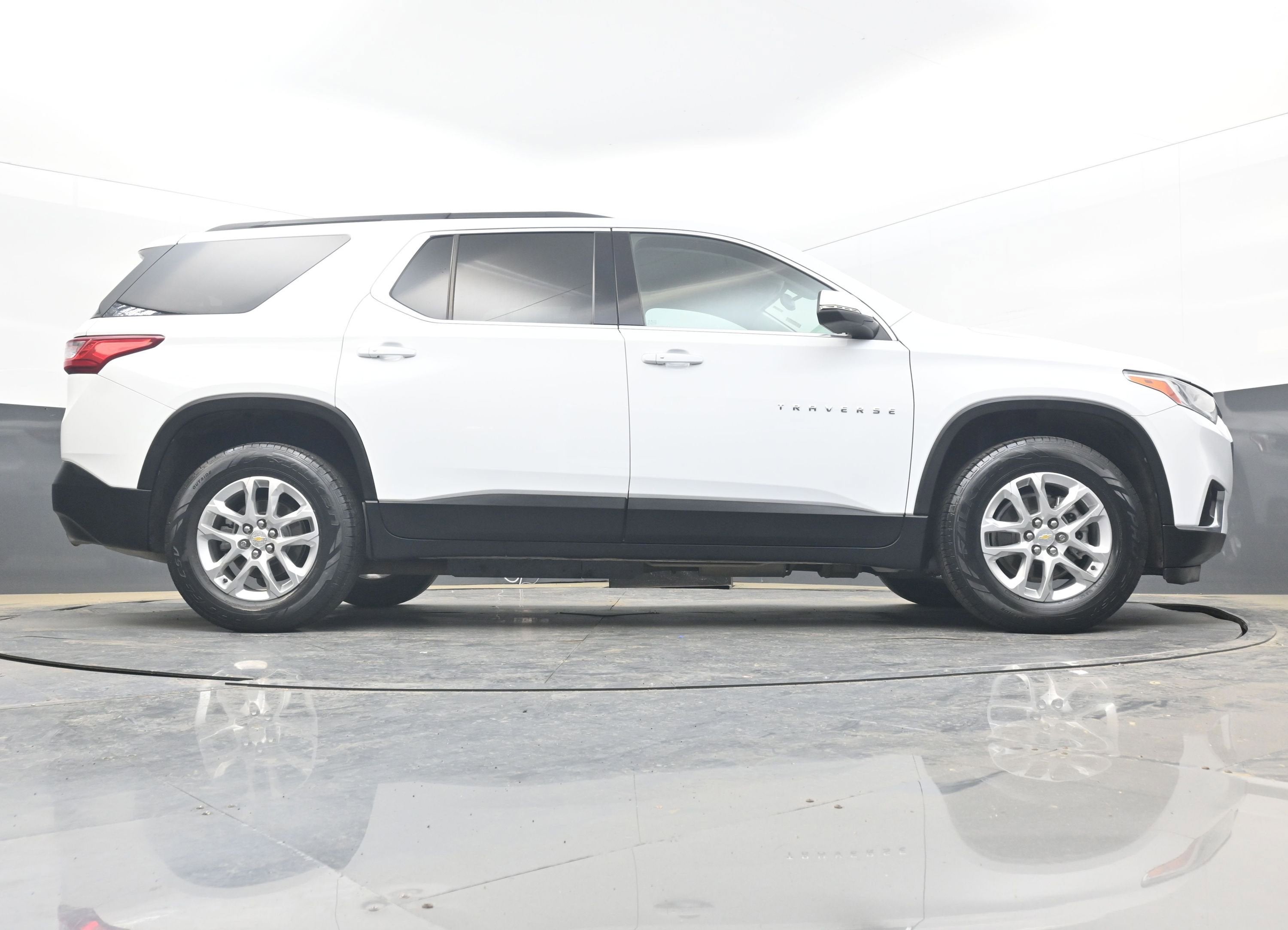 2021 Chevrolet Traverse LT Cloth